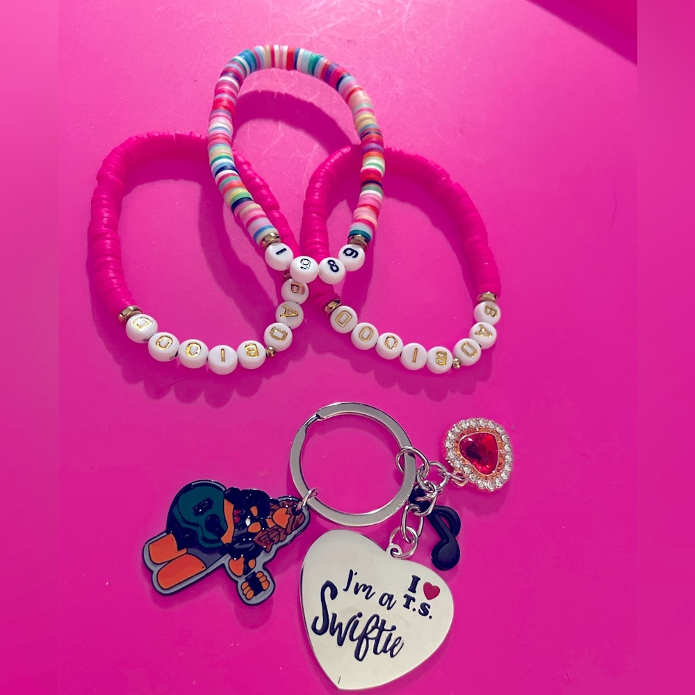 🩷 Swift Friendship Bracelets and Keychains 🩷
